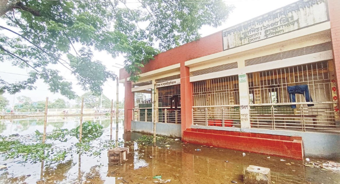  ব্রাহ্মণপাড়ায় স্কুল আঙিনায় পানি ঝুঁকিতে কোমলমতি শিক্ষার্থীরা 