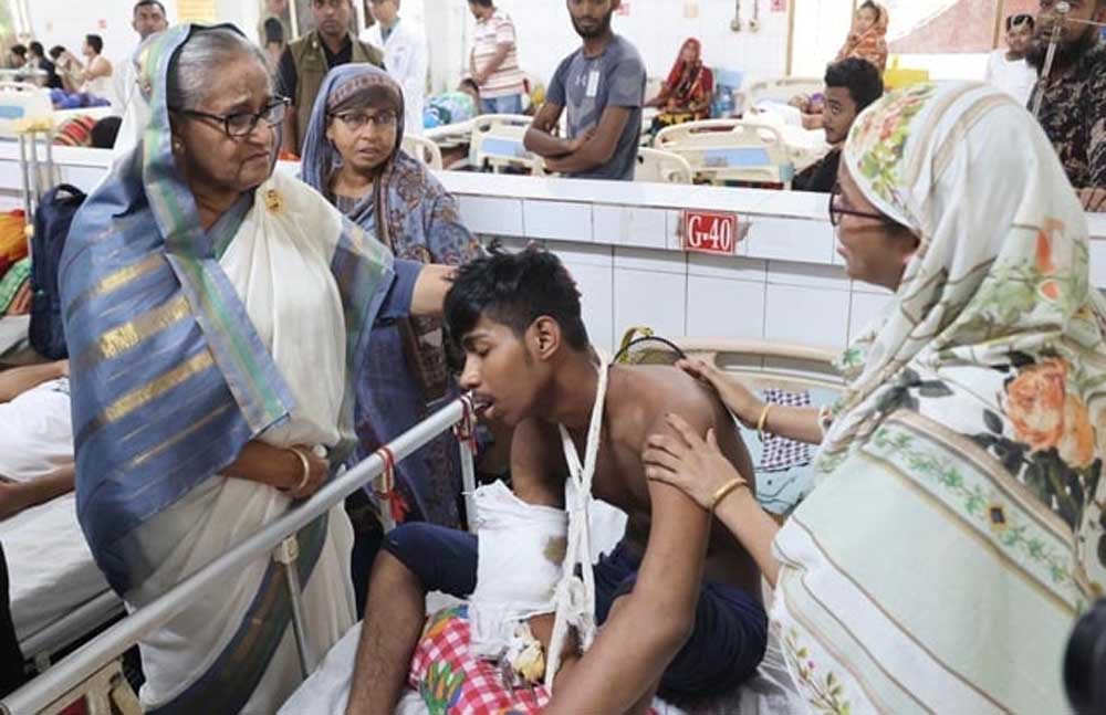  আহতদের দেখতে পঙ্গু  হাসপাতালে প্রধানমন্ত্রী