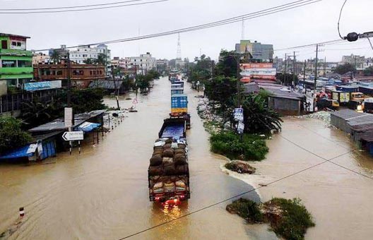 কুমিল্লার চানপুর ও কাঠালিয়ায় গোমতির পাড় চুইয়ে বের হচ্ছে পানি