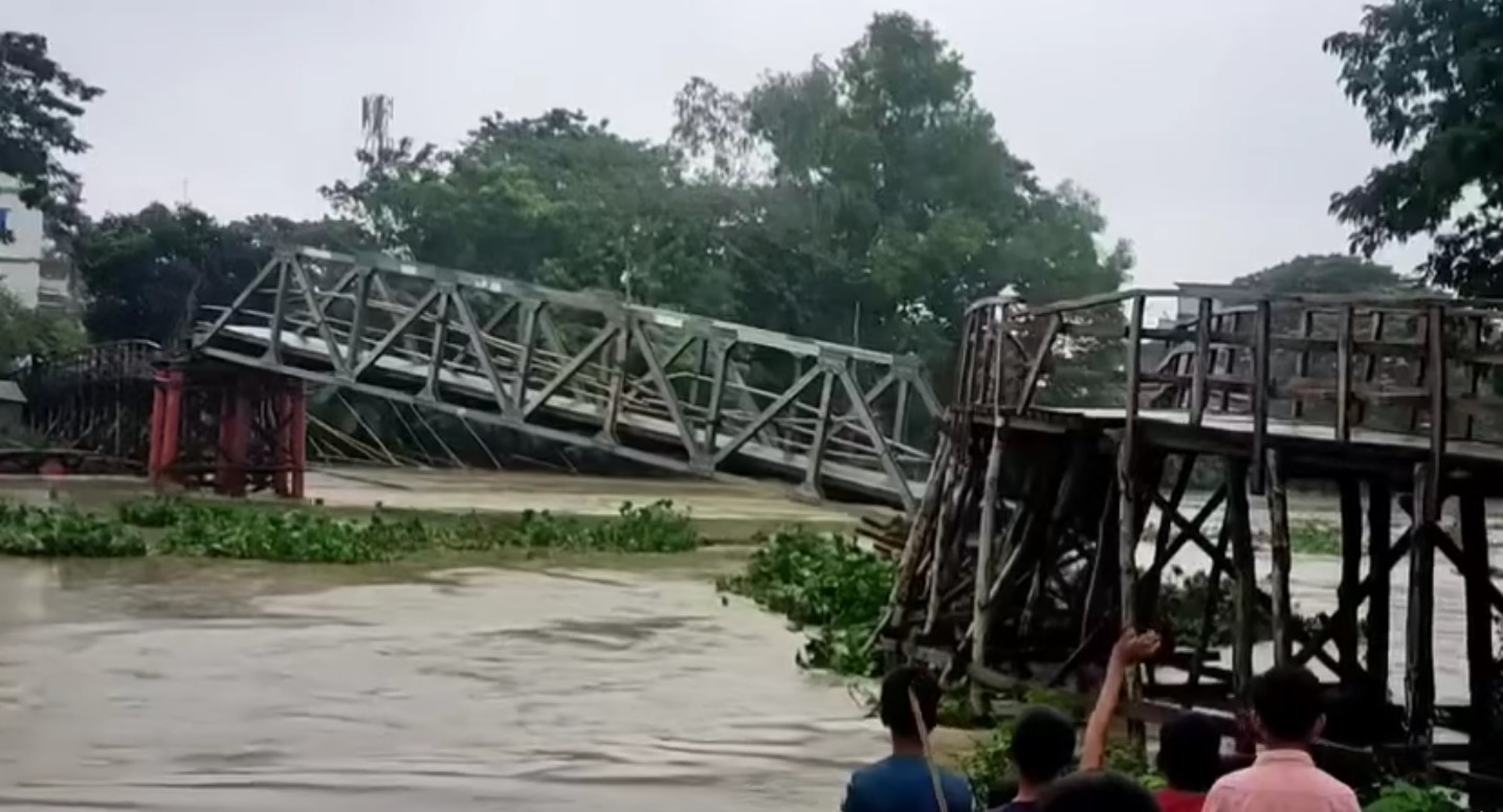  তিতাসে গোমতী নদীর স্রোতে ভেঙে পড়ল সেতু