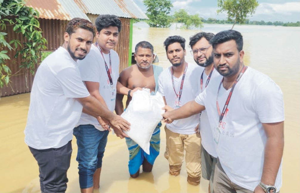  কুমিল্লার বানবাসীদের মাঝে ত্রাণ বিতরণ করেছে এফসি গ্রুপ