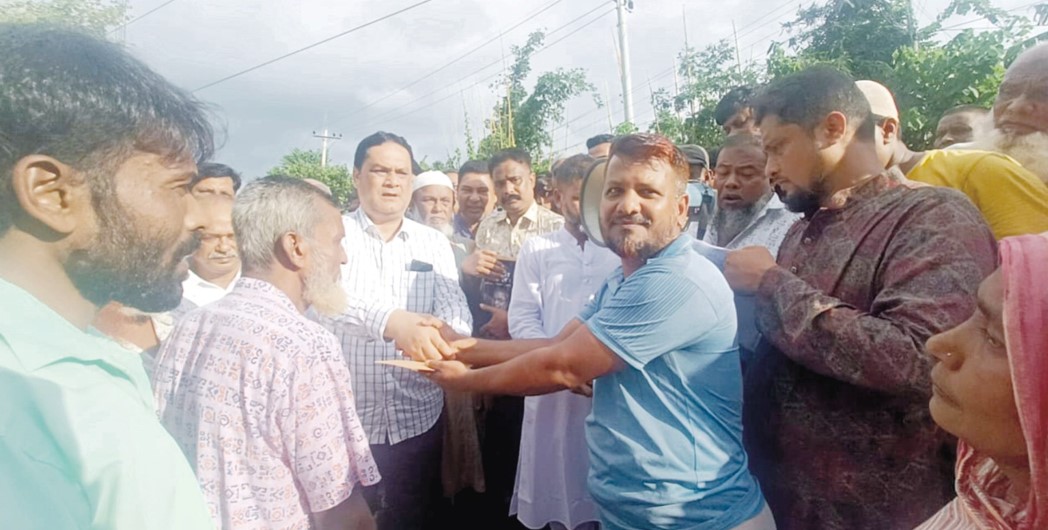  কুমিল্লার বিভিন্ন স্থানে বন্যায় কবলিত মানুষের পাশে মনিরুল হক সাক্কু