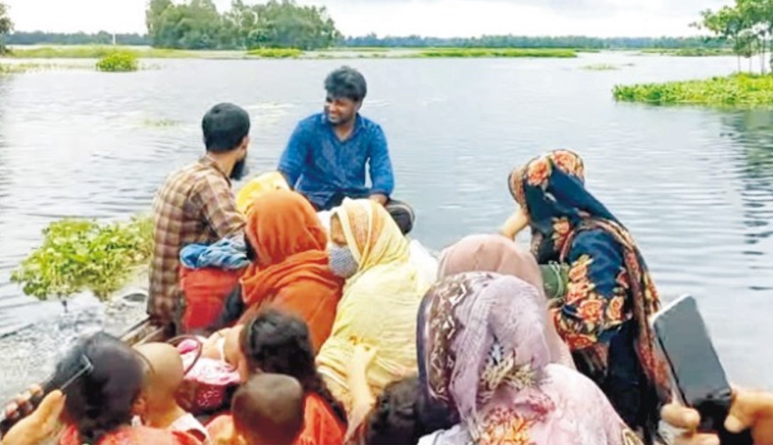    লাকসাম-মনোহরগঞ্জে ত্রাণের জন্য বানভাসী মানুষের হাহাকার 