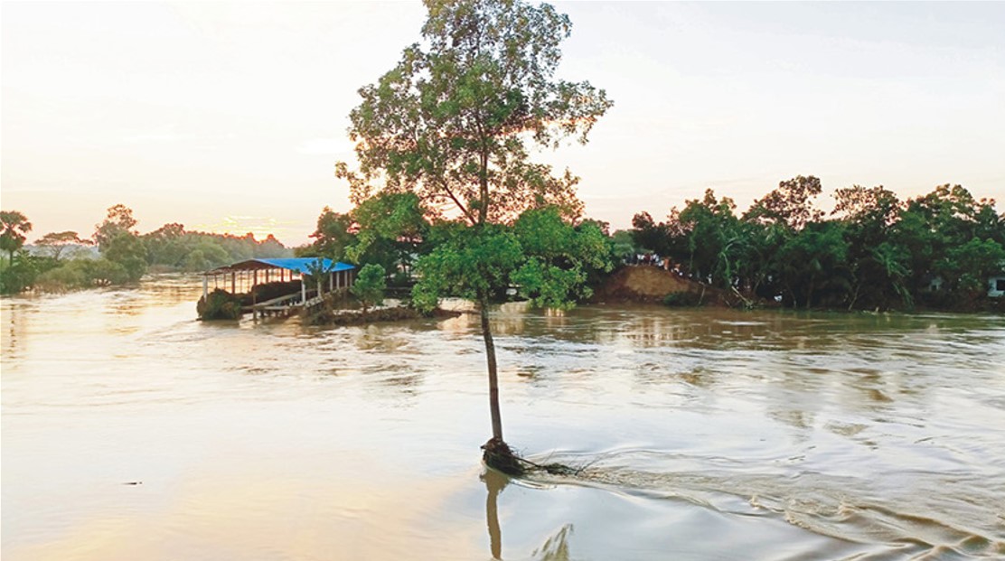 গোমতী নদীর পানি কমলেও বন্যা পরিস্থিতির উন্নতি নেই
