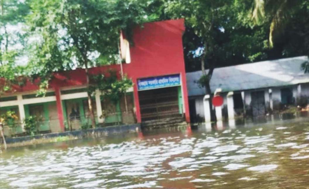  জলাবদ্ধতায় চৌদ্দগ্রামে ৮২টি  শিক্ষা প্রতিষ্ঠানে পাঠদান বন্ধ