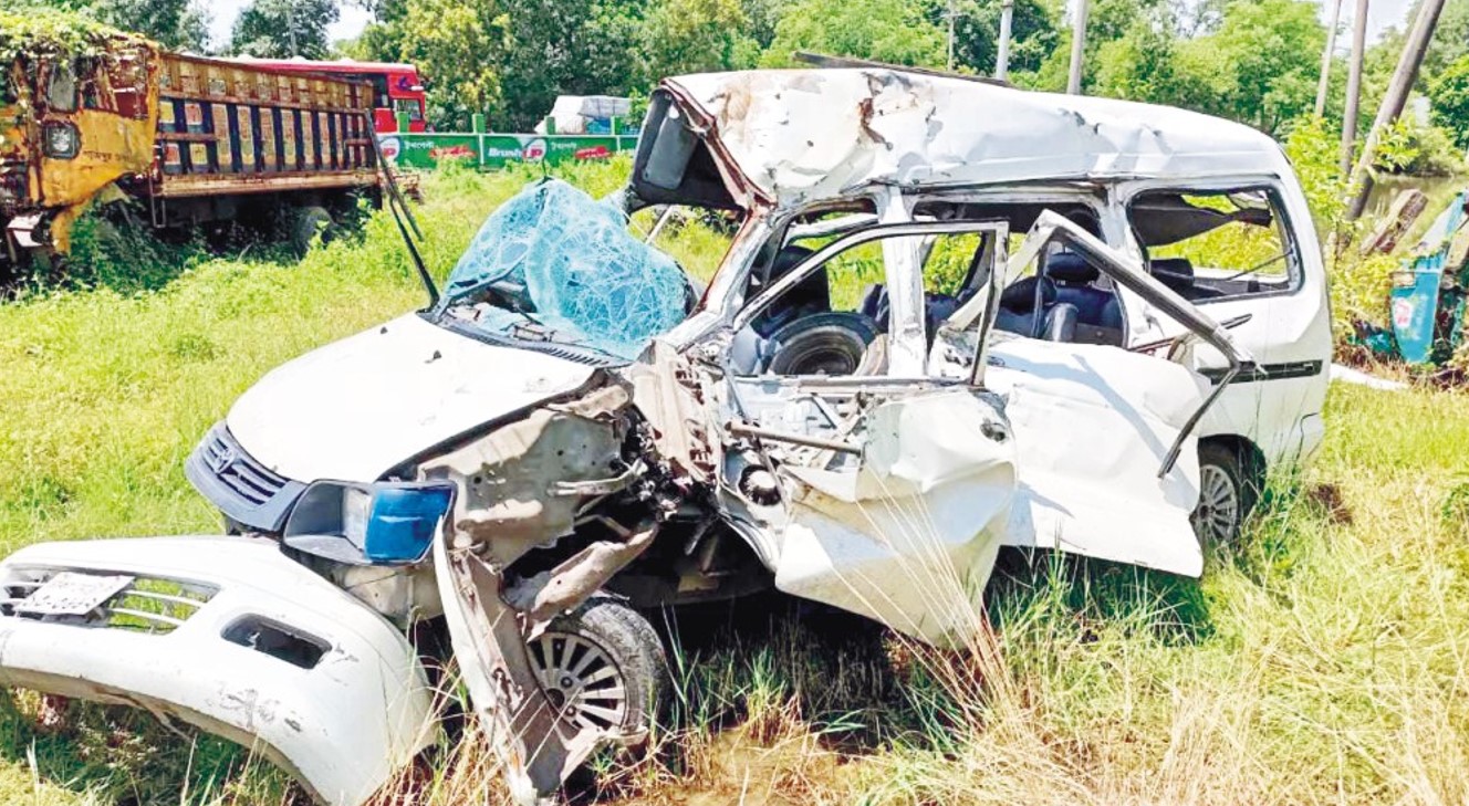 কুমিল্লায় বাসের ধাক্কায় মাইক্রোবাসের ৪ যাত্রী নিহত