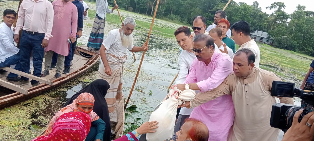 কুমিল্লার মনোহরগঞ্জে বন্যার্তদের মা‌ঝে বিএন‌পির ত্রাণ বিতরণ 