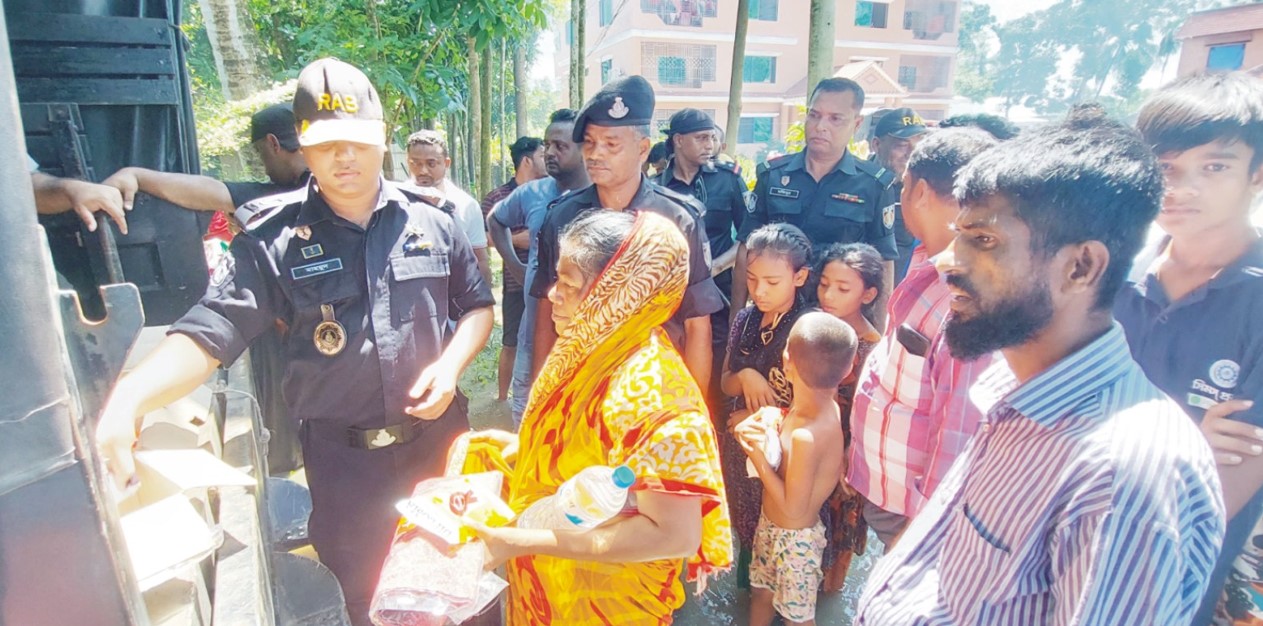    মনোহরগঞ্জে  র‌্যাবের ত্রাণসামগ্রী বিতরণ 