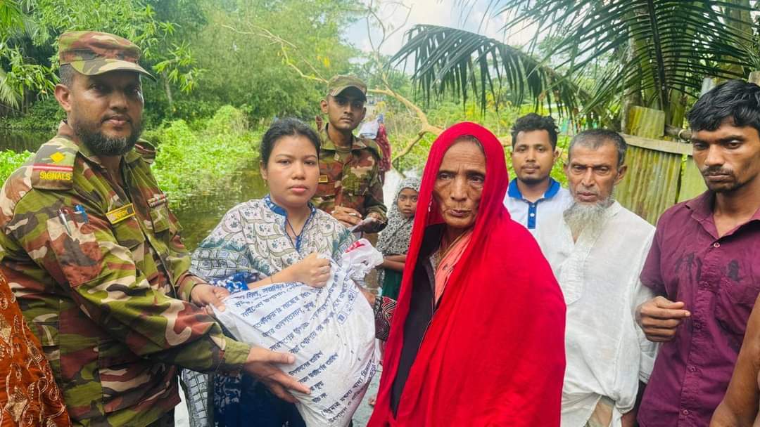 মনোহরগঞ্জে বন্যার্তদের জন্য উপজেলা প্রশাসন ও সেনাবাহিনীর মানবিক কার্যক্রম