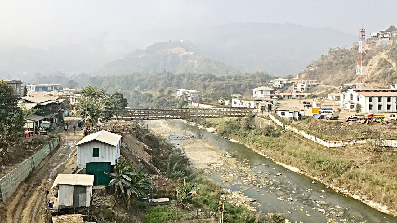 মণিপুরে সংঘাতের আবহে মিয়ানমার সীমান্ত কাঁটাতারে ঘিরে ফেলছে ভারত