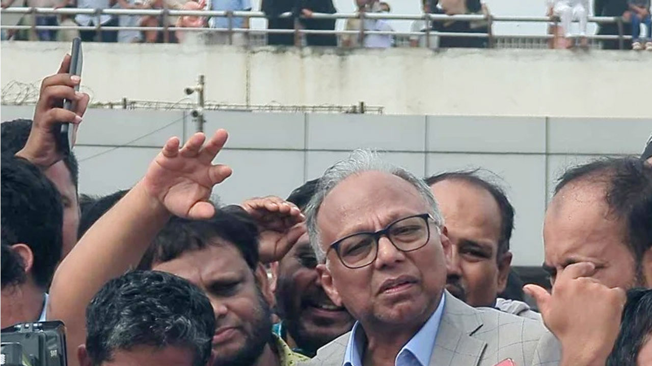   দেশে ফিরলেন মাহমুদুর রহমান