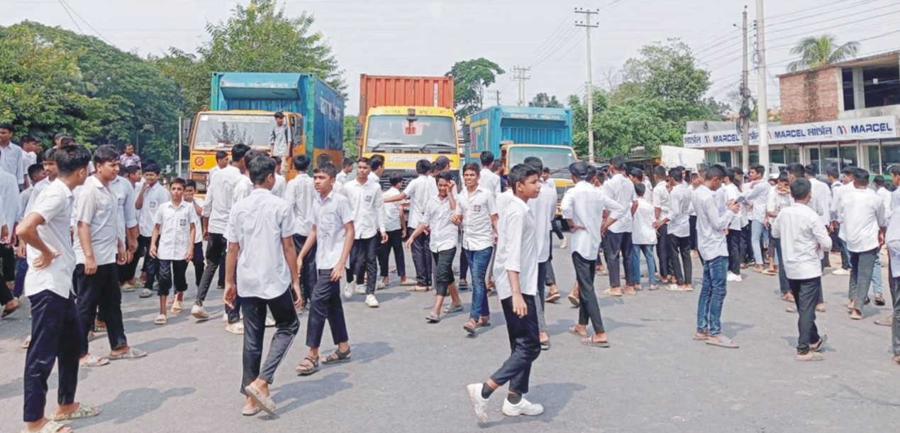  প্রধান শিক্ষকের  পদত্যাগের দাবিতে মহাসড়ক অবরোধ 
