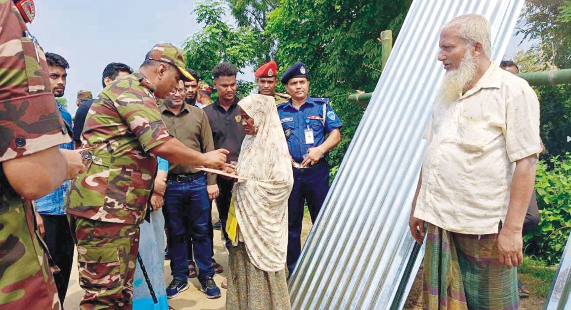  বুড়িচংয়ে বন্যায়  ক্ষতিগ্রস্তদের মাঝে  সেনাবাহিনীর পক্ষ  থেকে ঢেউটিন ও  নগদ অর্থ বিতরণ