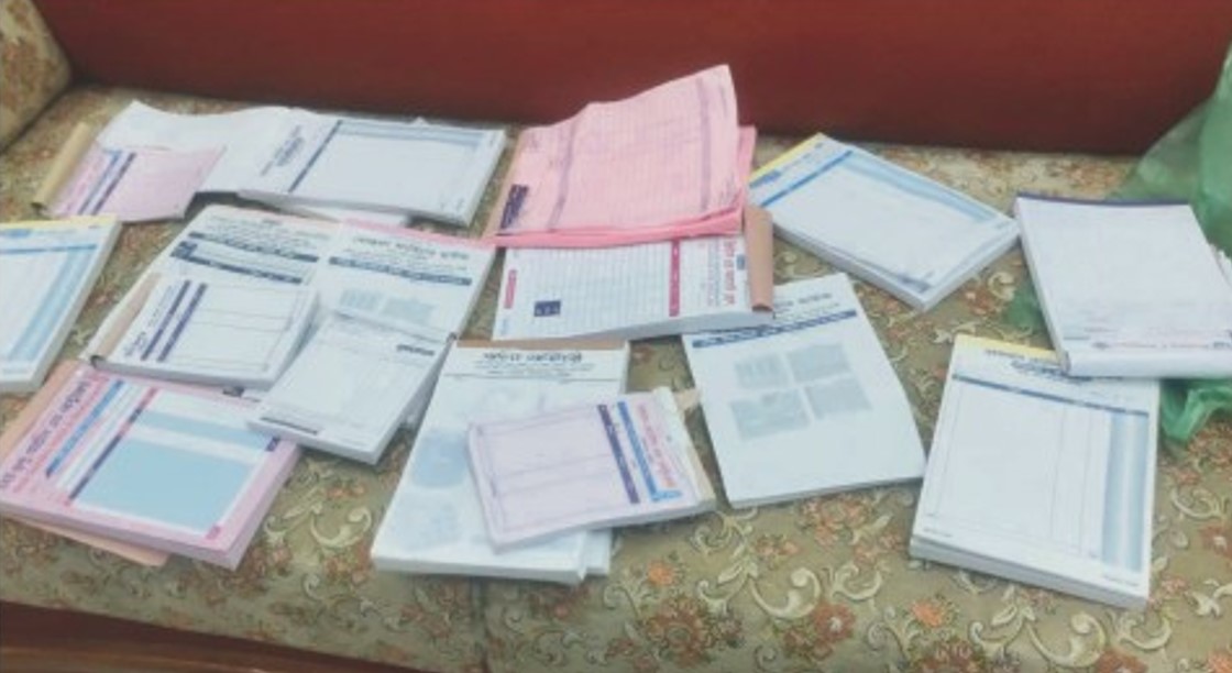  ভিক্টোরিয়া কলেজে  খালি বিল ভাউচার  উদ্ধার করলো ছাত্ররা