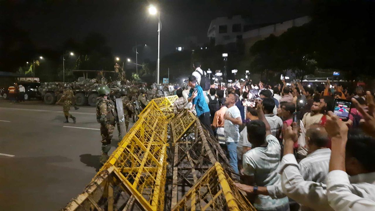 বঙ্গভবনের সামনে কুমিল্লা ভিক্টোরিয়া কলেজের শিক্ষার্থীসহ ২ জন গুলিবিদ্ধ