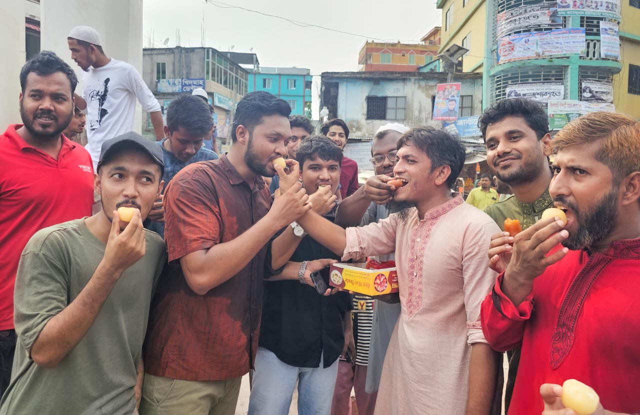 ছাত্রলীগ নিষিদ্ধ করায় হাসনাত আব্দুল্লাহর এলাকায় আনন্দ মিছিল 