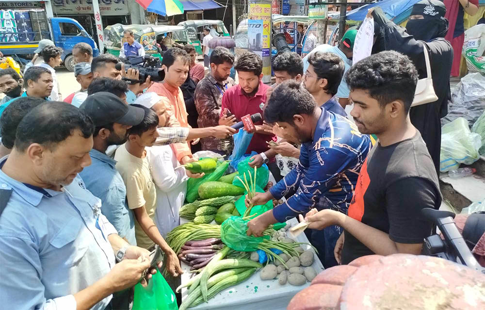 কুমিল্লায় সিন্ডিকেট ভাঙতে ছাত্রদের ন্যায্য মূল্যের বাজার 