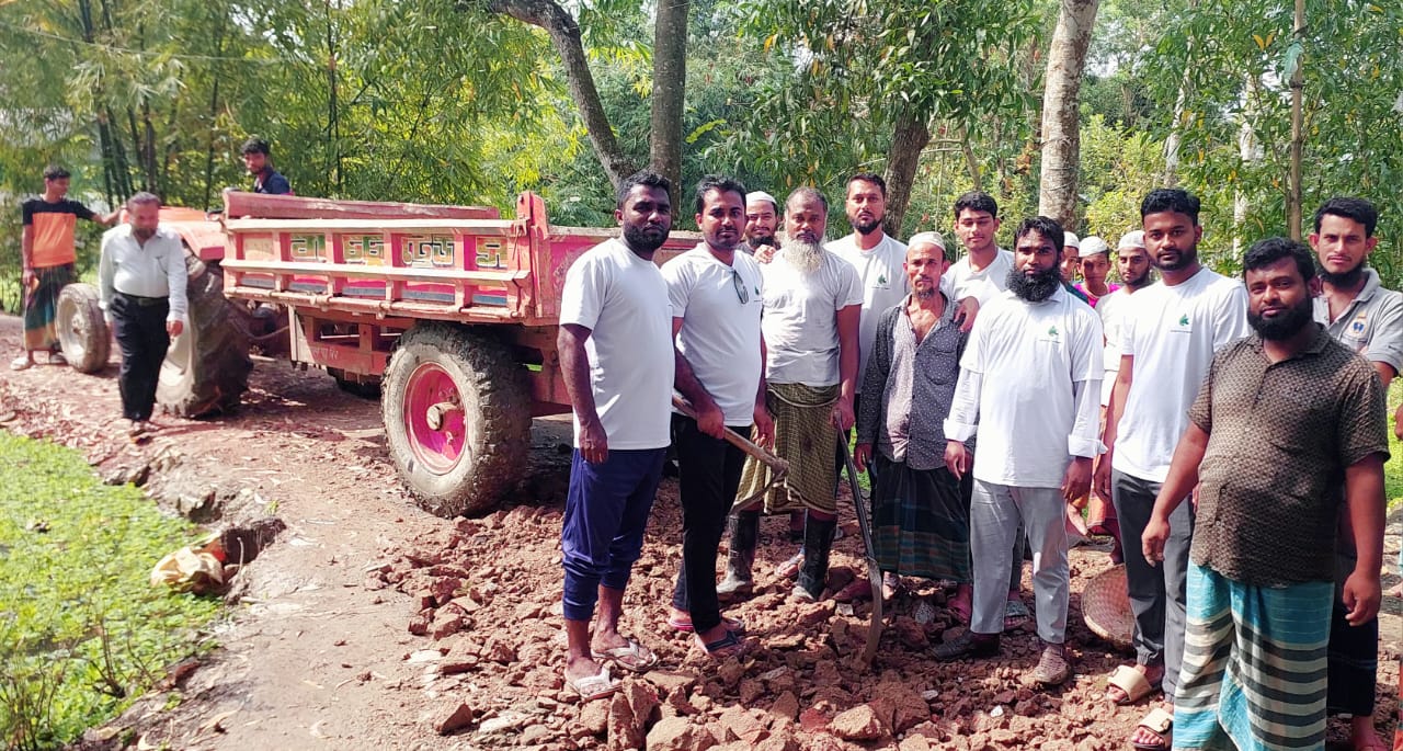 মনোহরগঞ্জে বন্যায় ক্ষতিগ্রস্ত প্রায় দেড় কিলোমিটার সড়ক মেরামত