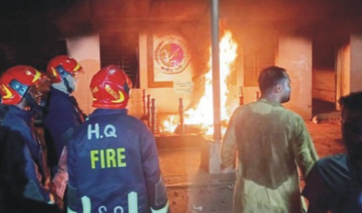 জাতীয় পার্টির কার্যালয়ে ভাঙচুর, আগুন