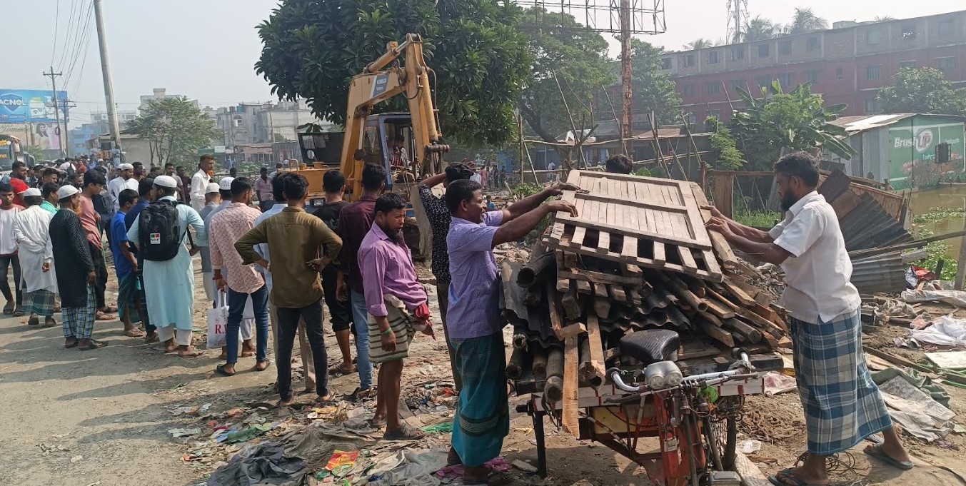  চান্দিনা বাজারে তিনশতাধিক অবৈধ স্থাপনা উচ্ছেদ