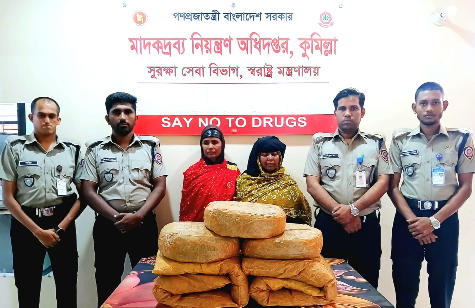 কুমড়া শাকে ঢেকে গাঁজা পাচারের সময় দুই নারী আটক