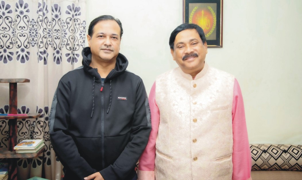  হঠাৎ আসিফ আকবরের বাসায় কুমিল্লার সাবেক মেয়র সাক্কু
