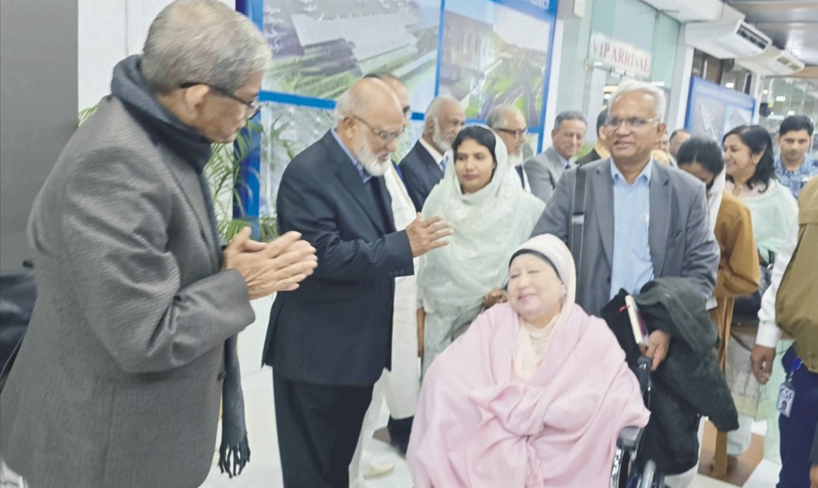 নেতাকর্মীদের বিদায়ী শুভেচ্ছায় ঢাকা ছাড়লেন খালেদা জিয়া