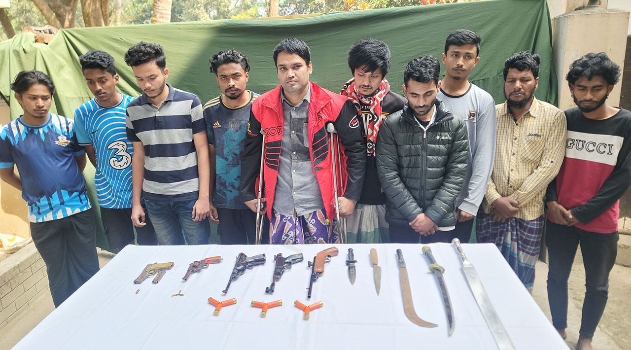 কুমিল্লায় সেনাবাহিনীর অভিযানে দেশি-বিদেশি বিপুল পরিমাণ অস্ত্রসহ গ্রেপ্তার ১০