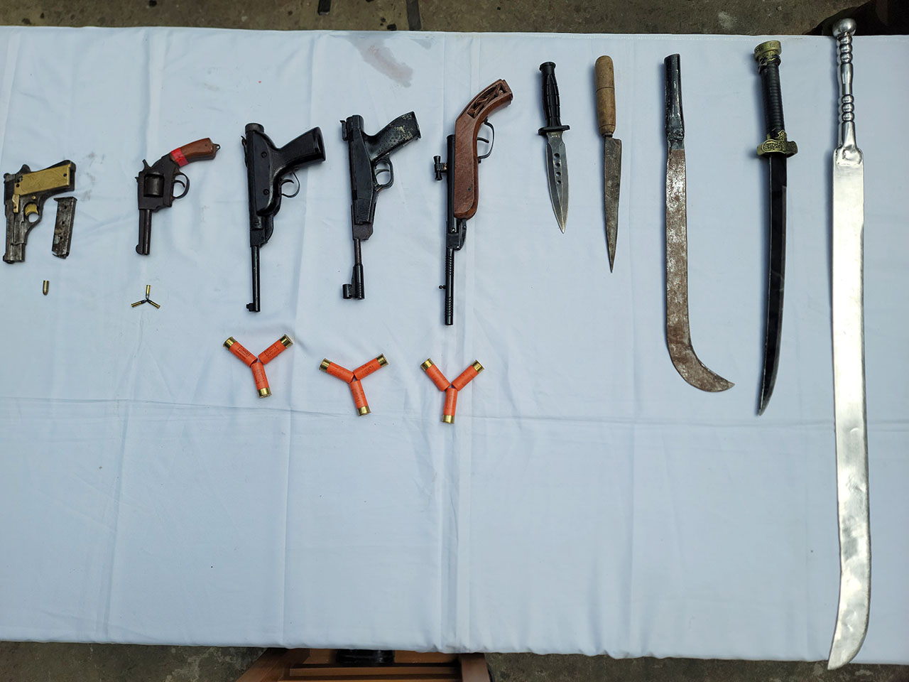 কুমিল্লায় সেনাবাহিনীর অভিযানে দেশি-বিদেশি বিপুল পরিমাণ অস্ত্রসহ গ্রেপ্তার ১০