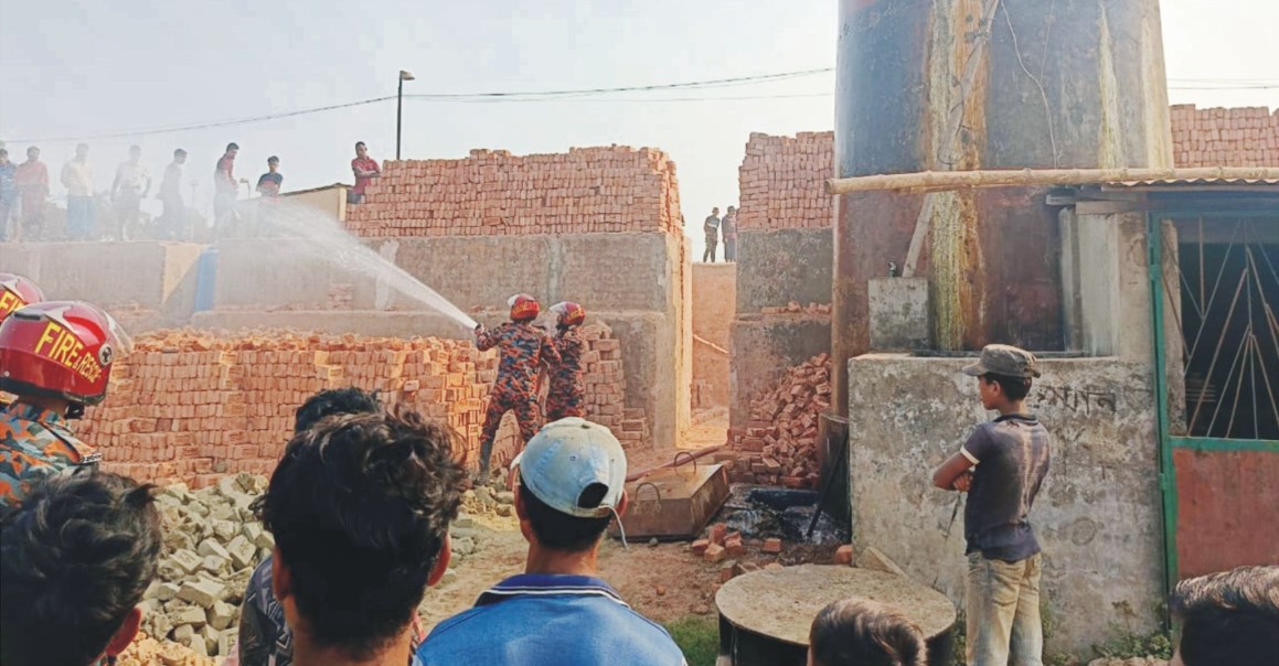  কুমিল্লায় দুই ইটভাটা বন্ধ ঘোষণা পানি ঢেলে নিভিয়ে দেওয়া হলো চুল্লির আগুন 