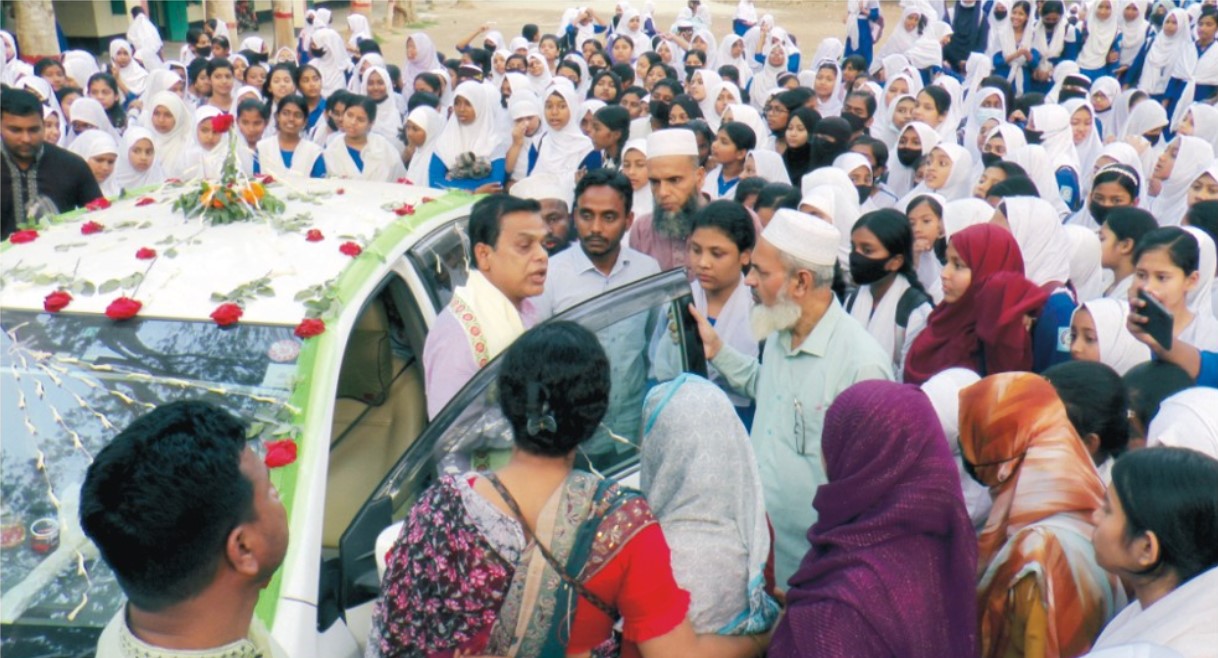  চান্দিনায় পুষ্প শোভিত গাড়িতে অবসর প্রাপ্ত শিক্ষকের বিদায়