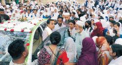  চান্দিনায় পুষ্প শোভিত গাড়িতে অবসর প্রাপ্ত শিক্ষকের বিদায়