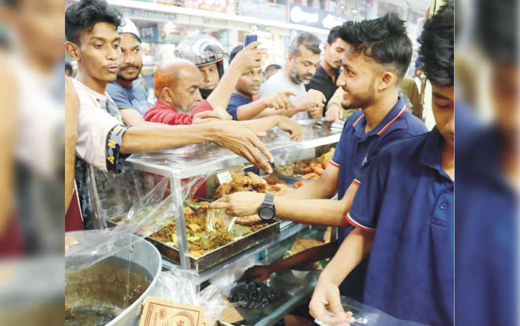  প্রথম রমজানে  কুমিল্লায় জমজমাট  ইফতার বাজার  
