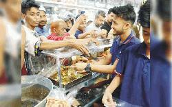  প্রথম রমজানে  কুমিল্লায় জমজমাট  ইফতার বাজার  