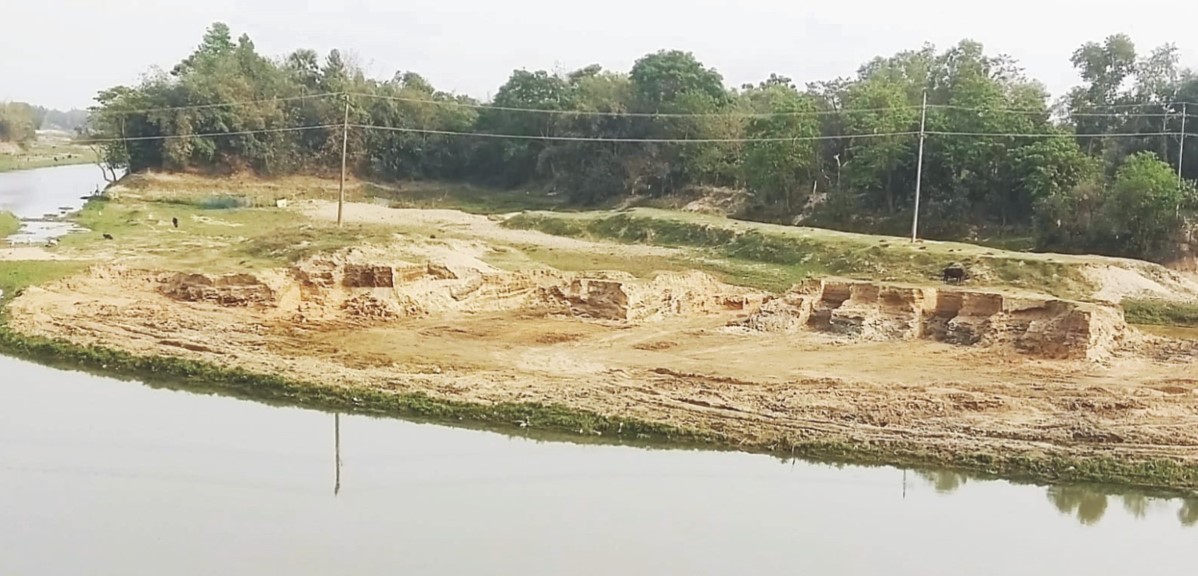  বুড়িচংয়ে গোমতীর চরের মাটি কাটা থামছে না 