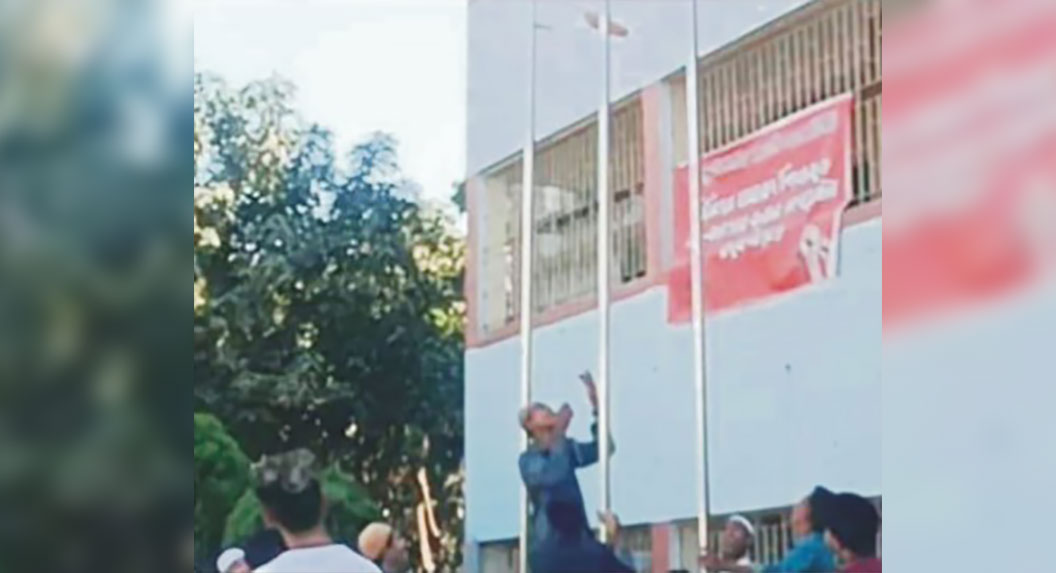 জাতীয় পতাকার স্ট্যান্ডে টানিয়ে  দেওয়া হলো জুতা! সমালোচনা