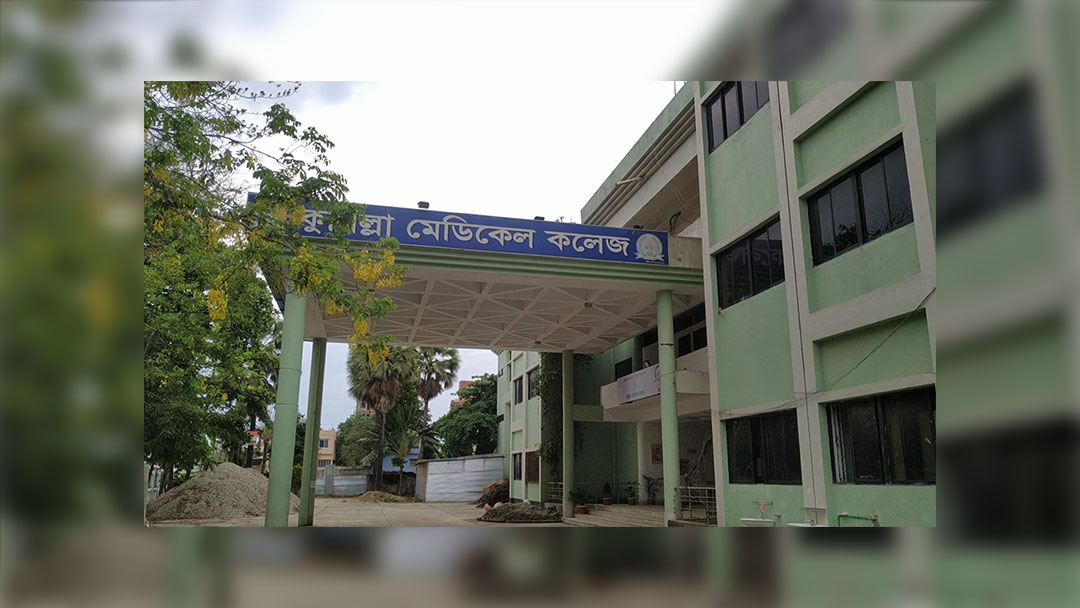   ৫ দফা দাবি আদায়ে কুমিল্লায় ইন্টার্ণ চিকিৎসকদের কর্মবিরতি - ভোগান্তিতে রোগী ও স্বজনরা 