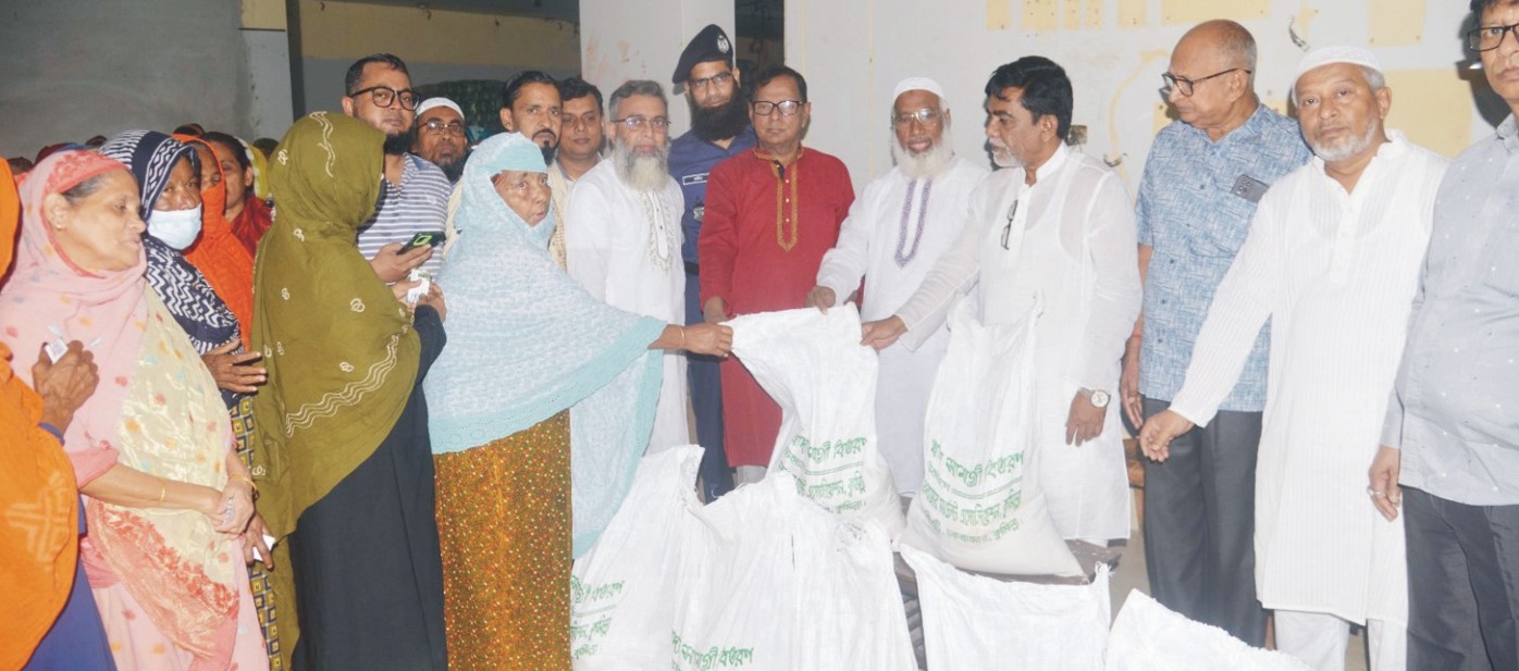   চকবাজার মার্চেন্ট  এসোসিয়েশনের উদ্যোগে  অসহায়দের মাঝে  খাদ্য সামগ্রি বিতরণ