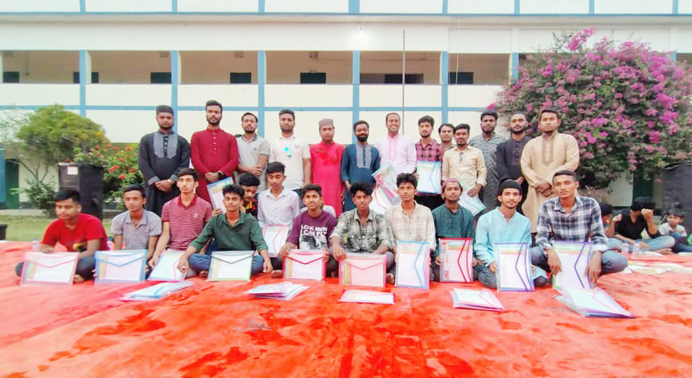 বুড়িচংয়ে এসএসসি পরীক্ষার্থীদেরকে শিক্ষা উপকরণ উপহার দিল ছাত্রদল