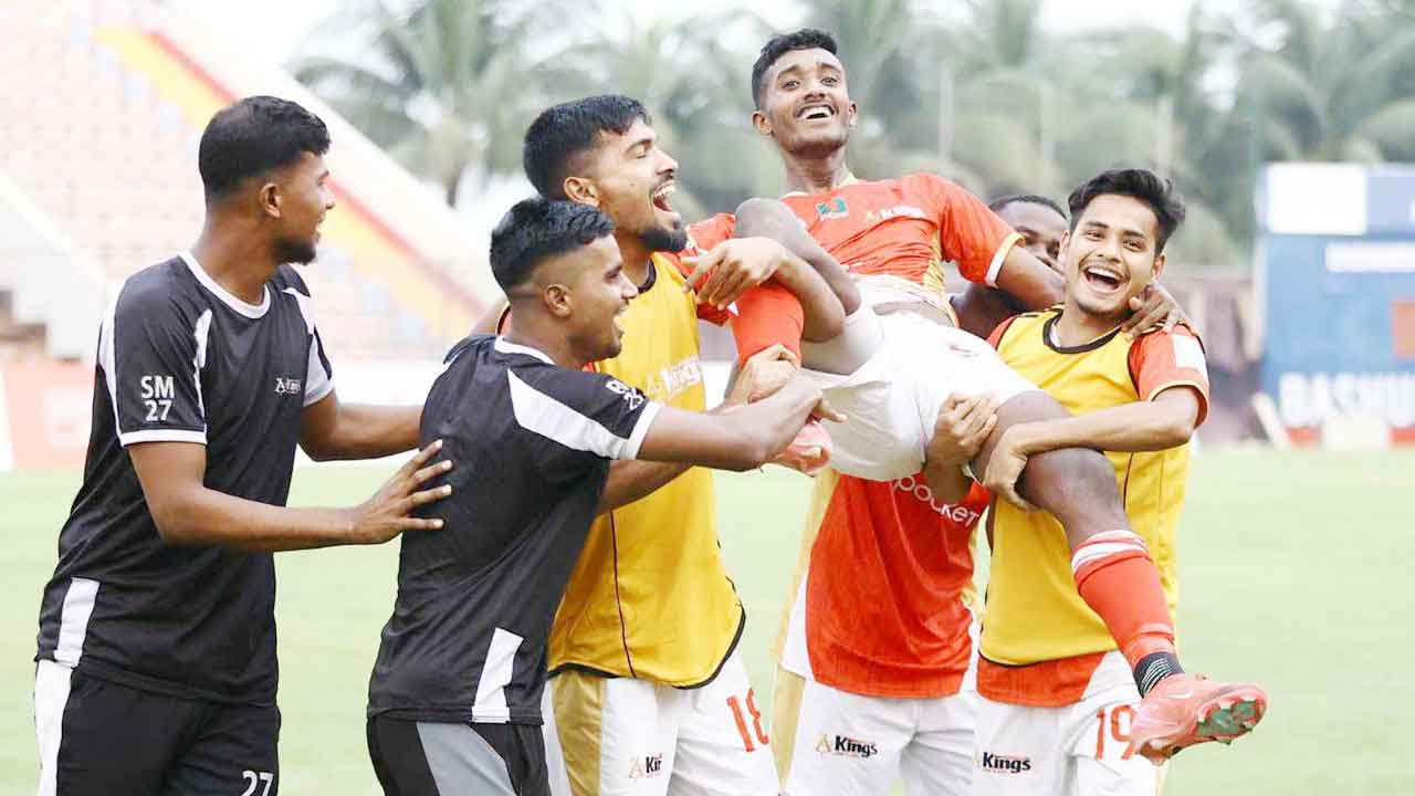 অতিরিক্ত সময়ের গোলে রহমতগঞ্জকে হারিয়ে ফাইনালে কিংস
