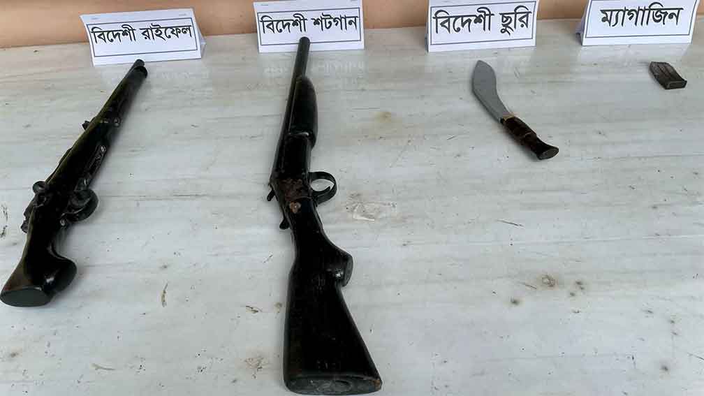   কুমিল্লায় যৌথবাহিনীর  অভিযানে বিদেশি  রাইফেল, শটগান  উদ্ধার