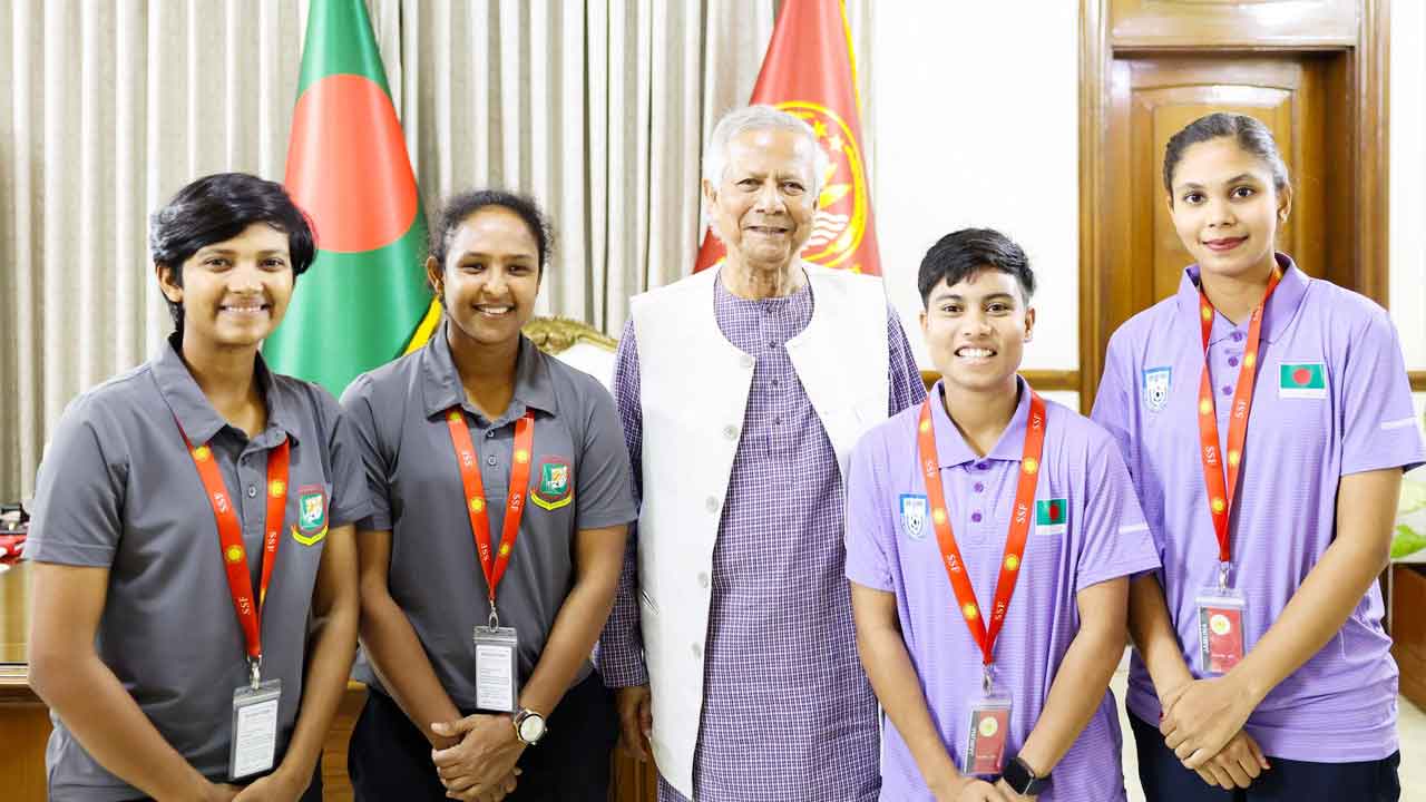 ড. ইউনূসের সফরসঙ্গী হচ্ছেন দুই নারী ক্রিকেটার ও ফুটবলার