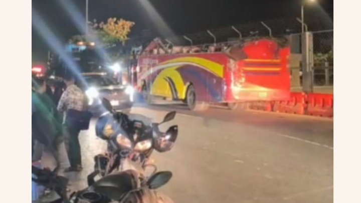 সংঘর্ষে উড়ে গেছে বাসের ছাদ, তবু পাঁচ কিলোমিটার চালিয়ে গেলেন চালক