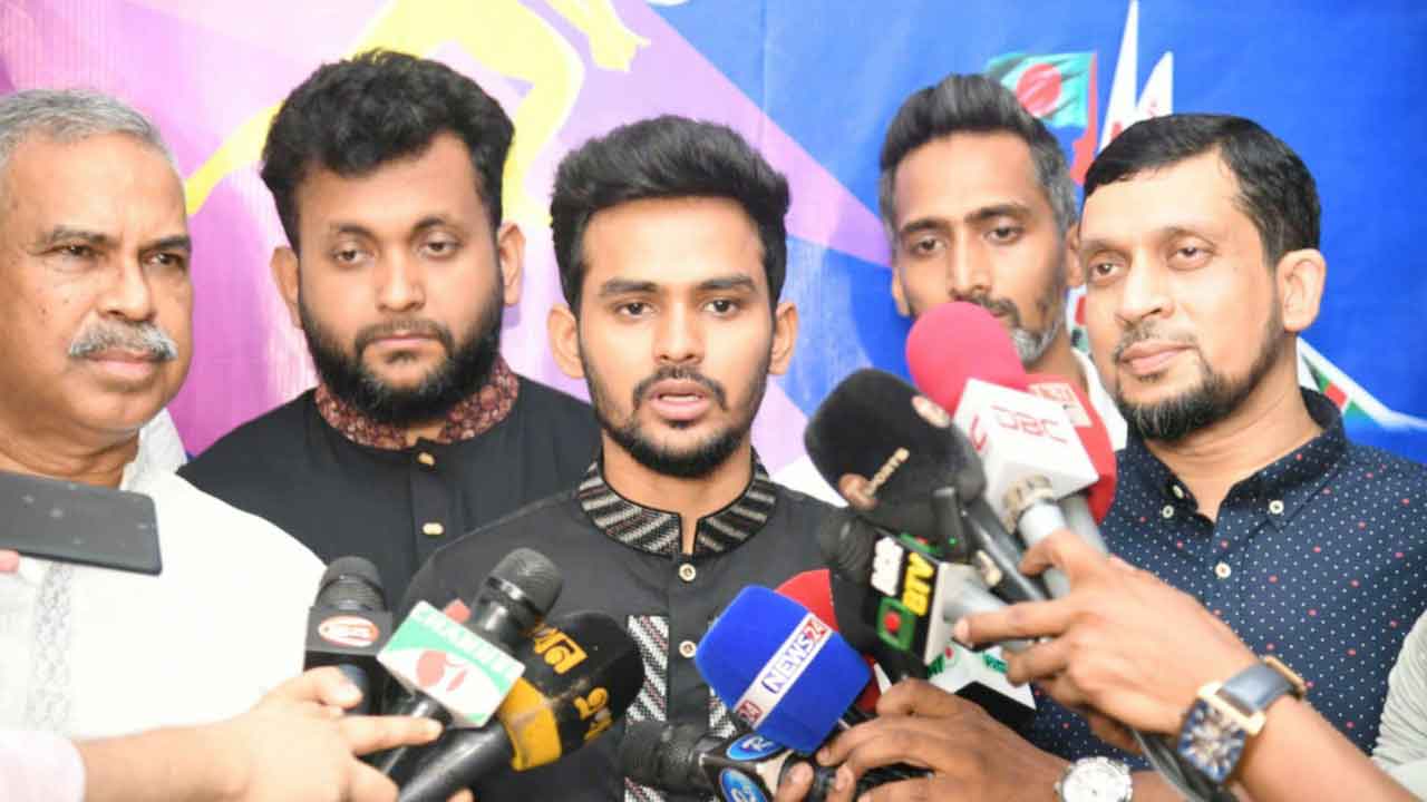  ‘হামজা’ খোঁজার পাশাপাশি স্থায়ী সমাধানেও নজর উপদেষ্টার