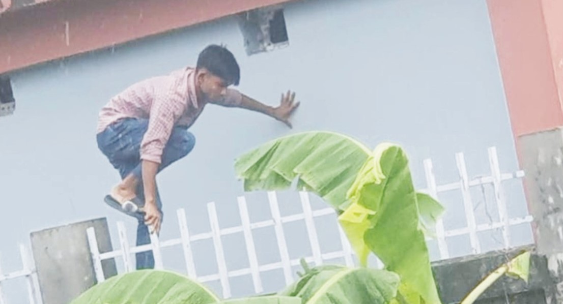  দেয়াল টপকে এসএসসি পরীক্ষা  কেন্দ্রে নকল সরবরাহ!