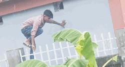  দেয়াল টপকে এসএসসি পরীক্ষা  কেন্দ্রে নকল সরবরাহ!