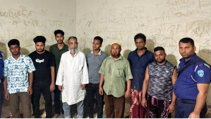 কুমিল্লায় মধ্যরাতে ‘সরকার বিরোধী’ মিছিল, গ্রেফতার ৮