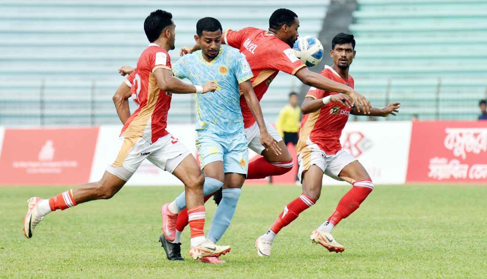  আলোক স্বল্পতায় অসমাপ্ত আবাহনী-কিংস ফাইনাল
