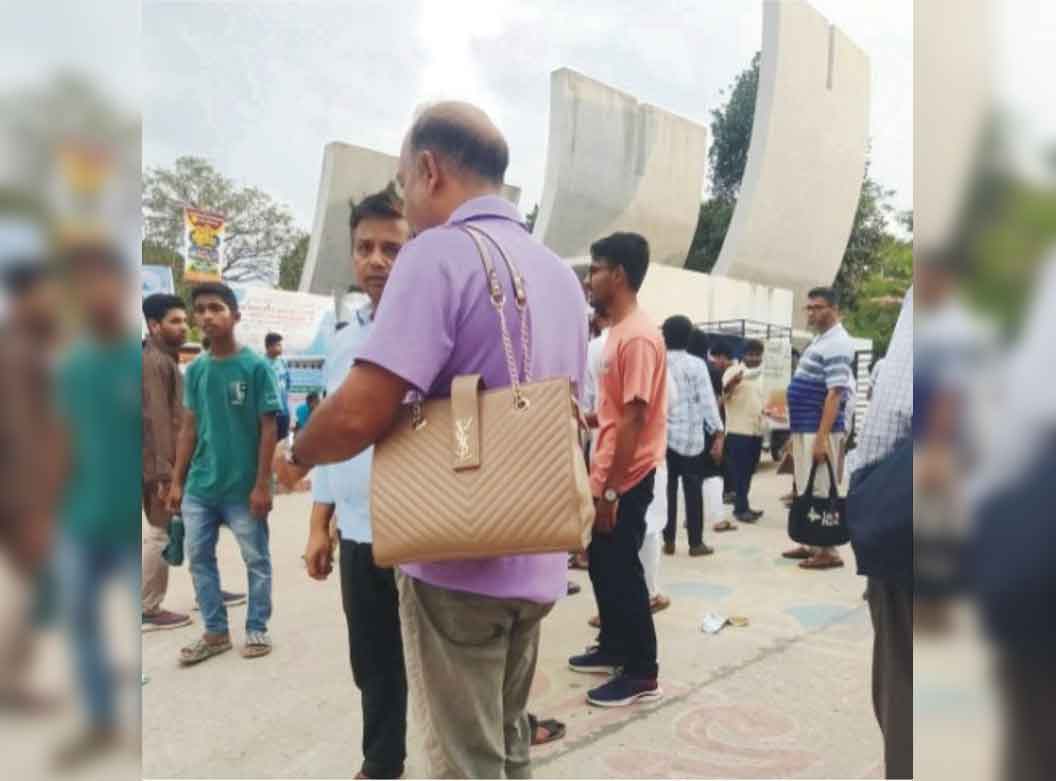  সন্তানের ব্যাগ কাঁধে বাবাদের অপেক্ষা 