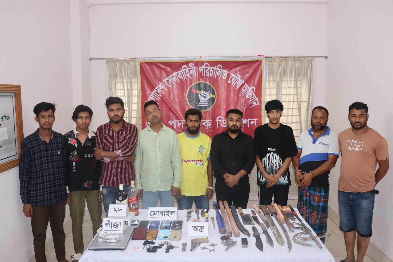 কুমিল্লায় কিশোর গ্যাং চক্রের আস্তানা গুঁড়িয়ে বিপুল অস্ত্র-মাদক উদ্ধার